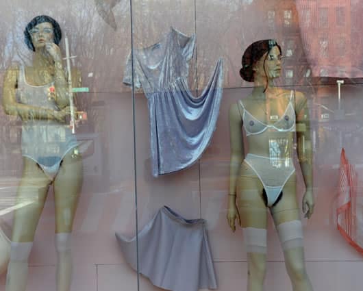 Polémica por vello púbico en vitrina de Nueva York. Foto: AFP