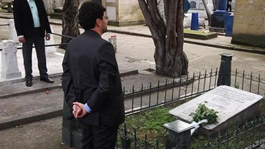 El senador Iván Cepeda observando la tumba de su padre. Foto: Twitter.