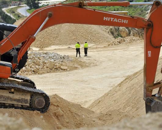 La Fuerza Pública destruye la maquinaria que decomisa. Foto: AFP.