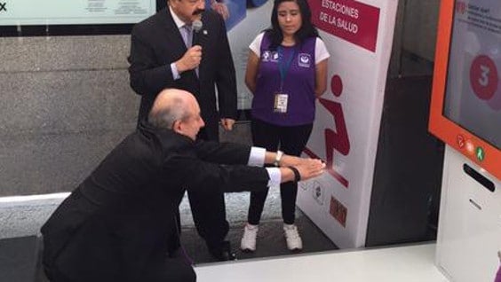 Por cada 10 sentadillas las personas pueden recibir tiquetes para metro o una tira de condones.