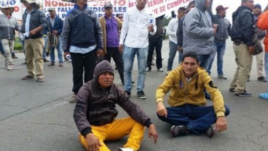 Los ciudadanos bloquean la avenida Ciudad de Cali. Foto: RCN