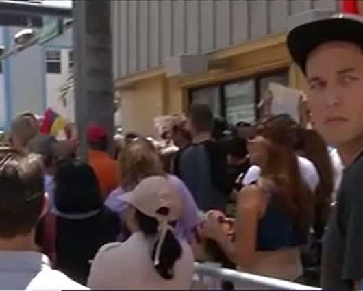 Los marcha fue seguida constantemente por hombres de la policía de Miami. Foto: Noticias RCN