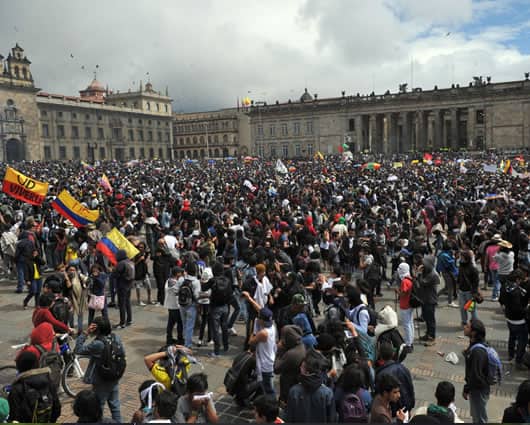 En las ciudades cientos de personas se han manifestado en apoyo al paro nacional. Foto: AFP.