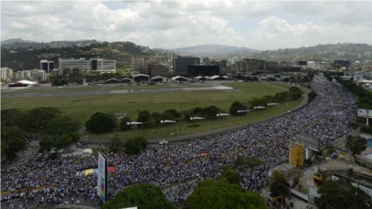La marcha opositora avanza por el sector de Altamira, en Caracas.