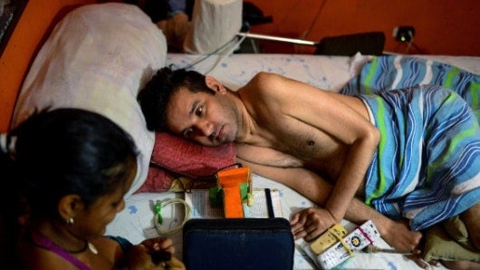 Marco Guillén es atendido por su familia. Foto: Federico Parra-Agencia AFP