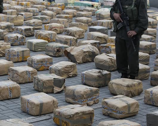 Los paquetes del estupefacientes estaban rodeados por una cinta con la bandera de Colombia. Foto: AFP.