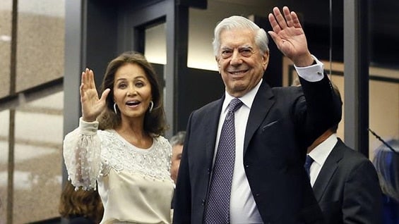 El escritor Mario Vargas Llosa y su pareja Isabel Preysler. Foto: EFE.