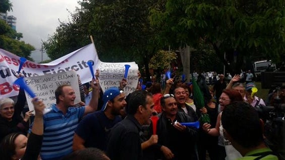 Ciudadanos llevaban vuvuzelas y pancartas rechanzando la muerte de militares en Cauca. Foto: @MARKEASOCIADOS