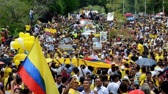Cientos de personas asistieron al entierro del cantautor Martín Elías Díaz. Foto: EFE.
