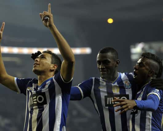 Mangala, con un cabezazo en el 31 en un córner, adelantó a los locales. AF