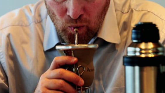 El mate es bebida tradicional en países como Argentina y Uruguay. AFP