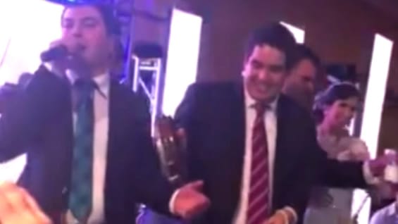 Nicolás Maduro Guerra bailando mientras le lanzan billetes. Foto: YouTube