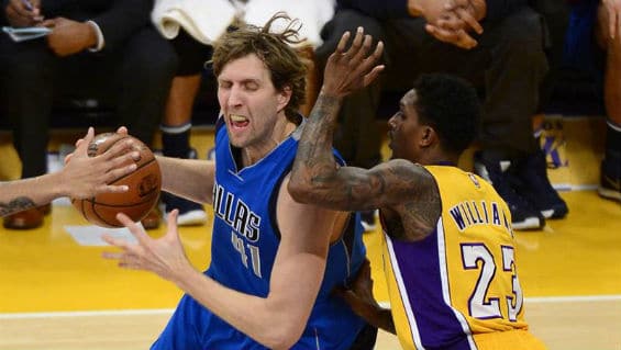 El jugador de los Lakers de Los Ángeles Lou Williams (dcha) se enfrenta a Dirk Nowitzki (izq), de los Mavericks de Dallas. Foto Agencia EFE