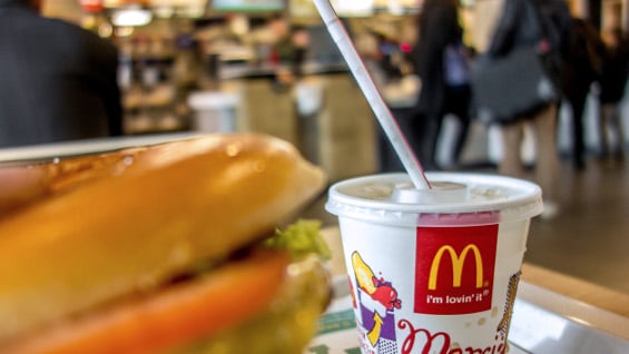 La multinacional también retirará la leche en los menús de sus locales. Foto: AFP.