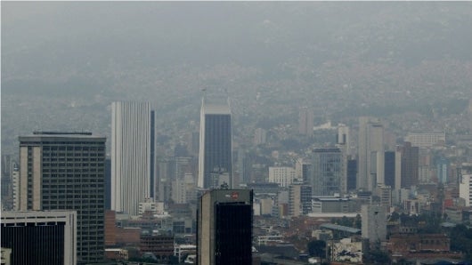 Luego de tres días consecutivos en alerta naranja ambiental, la Junta Metropolitana de Medellín declaró este miércoles alerta roja ambiental. Foto: EFE