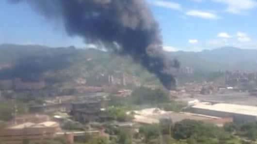 Bomberos siguen trabajando para controlar el incendio. Foto: @anibalgaviria