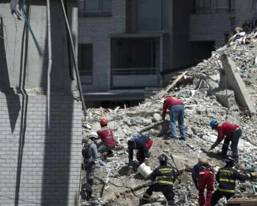 Aún están desaparecidas diez personas entre los escombros. Foto: AFP.