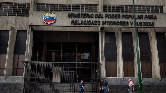 Las entidades, colegios y universidades del país no están funcionando los ciernes, como una medida de ahorro. Foto: EFE.