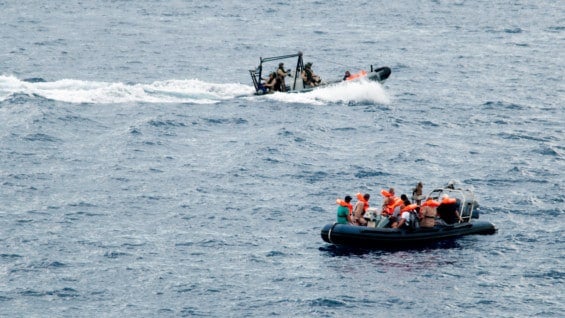 Rescatistas en costas italianas. Foto: AFP