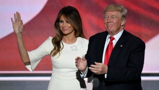 El candidato republicano a la presidencia de los Estados Unidos, Donald Trump, junto a su esposa Melania Trump. Foto Agencia AFP