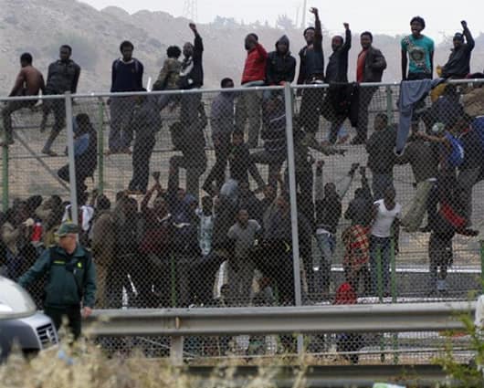 Los inmigrantes subsaharianos permanecieron en la valla de Melilla tras protagonizar un intento de entrada masivo. Foto: EFE.