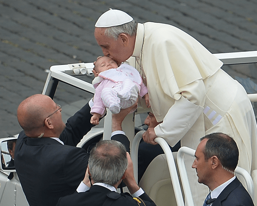 El Papa recorrió la plaza de San Pedro para saludar y bendecir a miles de fieles. Foto: AFP