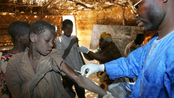 El gobierno y la OMS adelantan campañas de vacunación. Foto: AFP