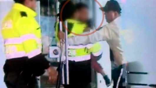 FOTO: Menor encontrado caminando solo por una calle de Bogotá