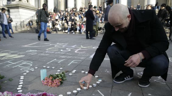 Ciudadanos belgas demuestran su apoyo tras los atentados al aeropuerto y al metro de Bruselas. Foto Agencia AFP