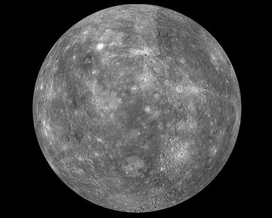 El planeta se encogió al enfriarse y en el proceso quedó con múltiples crestas en su corteza. Foto: Nasa