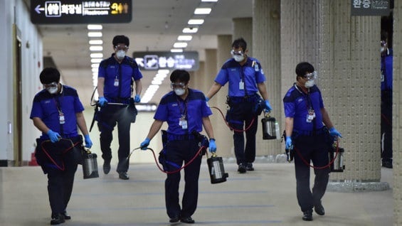 Personal de prevención en Corea del Sur. Foto: AFP