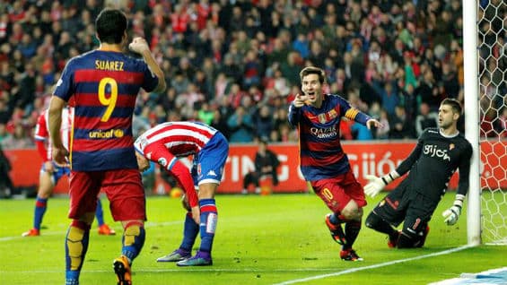 El delantero argentino del FC Barcelona Leo Messi (d) celebra su segundo gol con el uruguayo Luis Suárez (i). Foto Agencia EFE