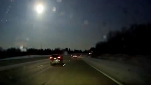 Los buceadores han sacado hasta ahora 12 rocas del lago. Foto: AFP