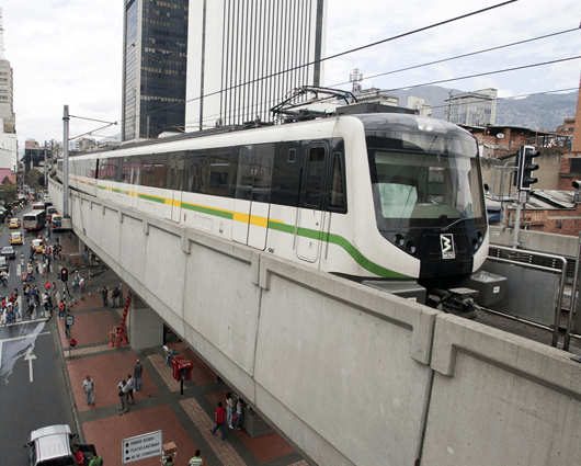 El servicio en algunas estaciones estuvo suspendido por la falla en un muro de contención. Foto: AFP