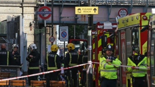 Las autoridades atienden la emergencia en el metro. Foto: Daniel Leal-Olivas / AFP