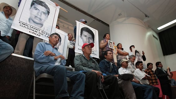 Familiares de los desaparecidos en las oficinas de derechos humanos Agustín Pro en Ciudad de México. Foto: EFE