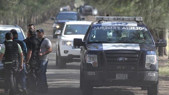 Policías federales y estatales y miembros del Ejército realizan maniobras de reconocimiento al interior de un rancho ubicado en Tanhuato. Foto: EFE.