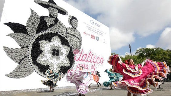 Bailarinas tradicionales mexicanas celebrando el Récord Guinness. Foto: EFE.