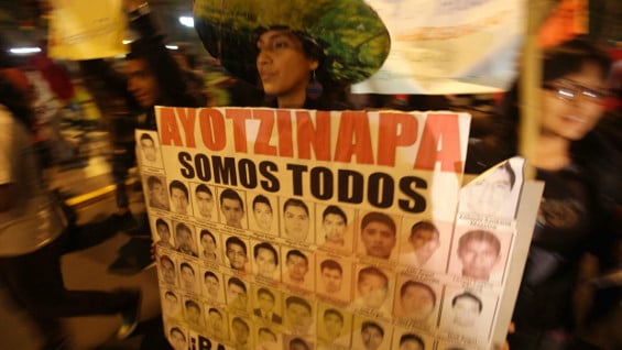 Los manifestantes piden que los 43 estudiantes sean devueltos con vida. Foto: EFE.