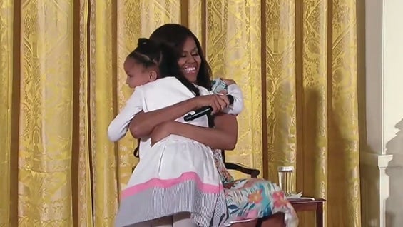 "¿Cuántos años tienes?”, le preguntó la niña a la primera dama de EE.UU., Michelle Obama.