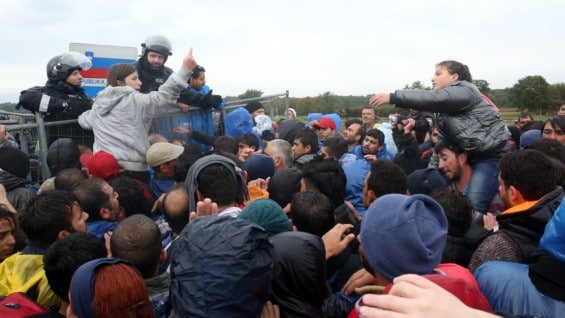 Migrantes en la frontera entre Croacia y Eslovenia. Foto: AFP