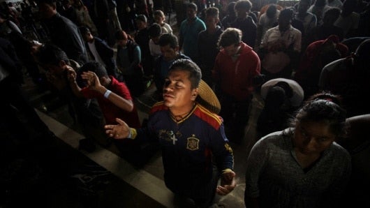 Las expresiones de devoción son una manera de fortalecer su esperanza y obtener la ayuda necesaria para llegar a la frontera con Estados Unidos. Foto: EFE