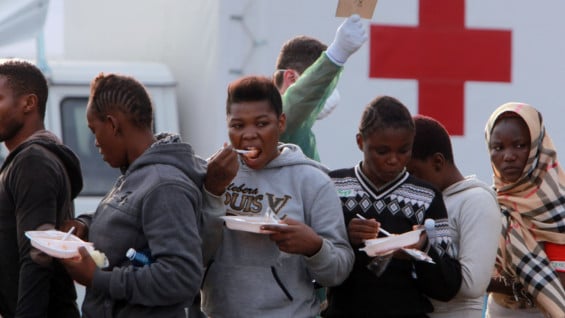 Migrantes africanos en el puerto italiano de Catania. Foto: AFP