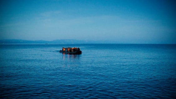 Migrantes en lancha en las costas de Grecia. Foto: AFP