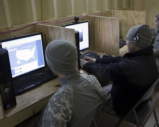Los oficiales aprenderán a trabajar como hackers. Foto: AFP.