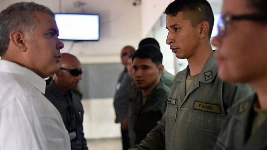 Miembros de la guardia bolivariana saludan al presidente Iván Duque luego de desertar. AFP