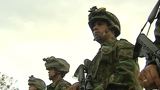 Las Fuerzas Armadas les dan a sus padres, esposa o hijos una pensión vitalicia y una indemnización por muerte.