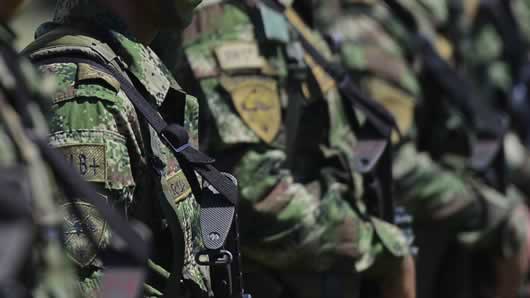 Viajarán un alto oficial por cada fuerza. Foto: AFP.