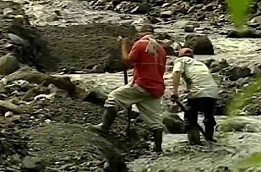 La Policía trató infructuosamente de controlar al grupo de personas que insistía en acceder al lugar.