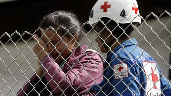 Familiares de los mineros atrapados esperan el rescate de sus cuerpos. Foto: EFE.